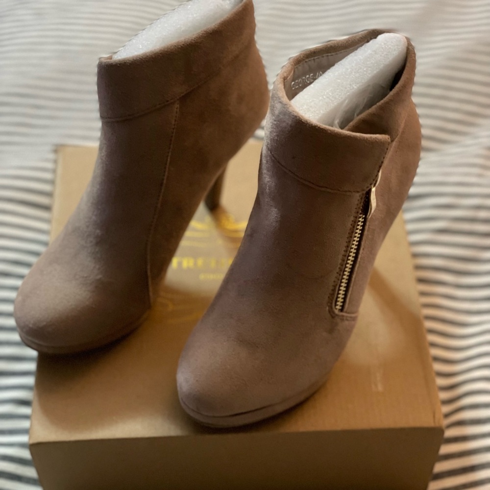 Brand new in box. Trends. Size US 6.5 women. - Picture 12 of 15